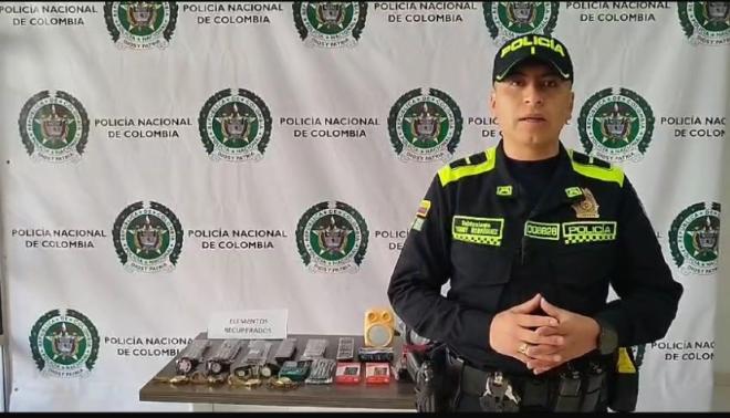 funcionarios del CAI Potrerillo, un hombre fue capturado tras ser sorprendido con objetos hurtados de un local comercial  El hecho se registró luego de que un ciudadano alertara sobre una cortina abierta en uno de los locales