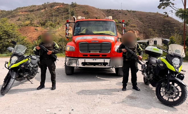 Fotograf&iacute;a del tractocami&oacute;n requerido por la Fiscal&iacute;a