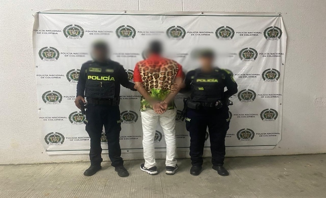dos uniformados de la policía nacional  con una persona capturada por el delito de Lesiones Personales
