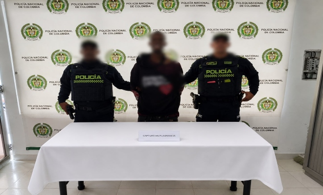 dos uniformados con una persona capturada por el delito de amenaza
