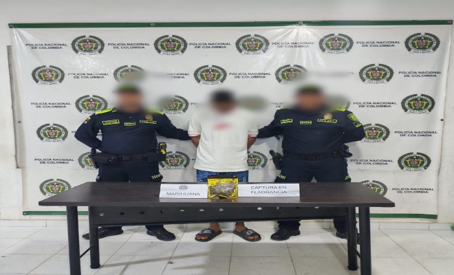 dos uniformados de la Polic&iacute;a Nacional en san jer&oacute;nimo de monter&iacute;a con una persona capturada por el delito   de tr&aacute;fico, fabricaci&oacute;n o porte de estupefacientes.