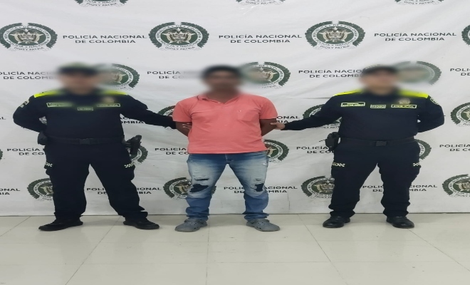 dos uniformados  de la policía nacional con una persona capturada por el delito de Acceso Carnal Agravado.