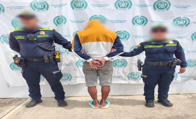 dos uniformados con un ciudadano capturado 