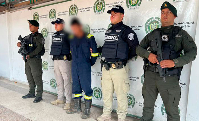 Alias 'Duvancito' es custodiado después de ser retenido por autoridades de Colombia.