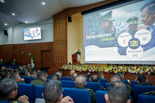 Reunión Director General con señores generales y coroneles  Reunión Director General con señores generales y coroneles