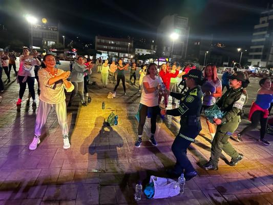 Policía Nacional lideró jornada de rumba aeróbica para promover la convivencia y prevenir la violencia intrafamiliar en Sogamoso Policía Nacional lideró jornada de rumba aeróbica para promover la convivencia y prevenir la violencia intrafamiliar en Sogamoso