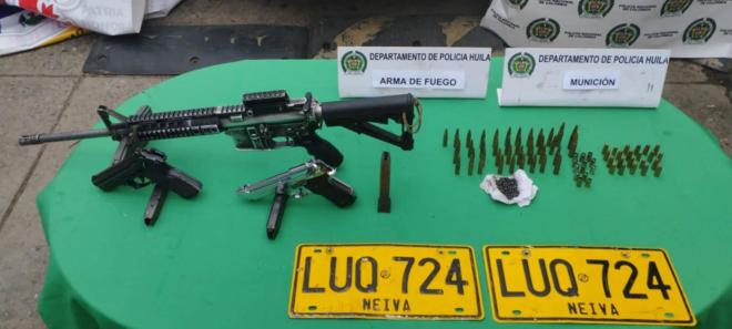 munición, morrales de campaña, uniformes y brazaletes con logos del frente Ismael Ruiz Autoridades incautan material de guerra de grupo disidente en el occidente del Huila