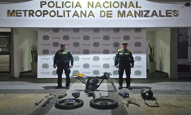 dos uniformados y en el suelo partes de una moto akt 