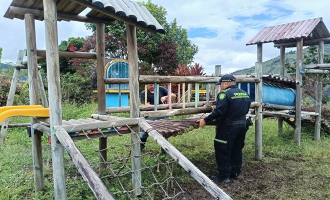 Polic&iacute;a y un ciudadano restauran juegos infantiles 