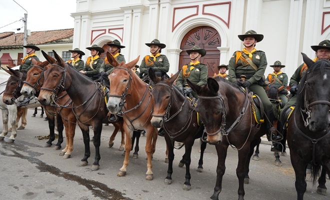 Mujeres policías montando caballos en Cundinamarca