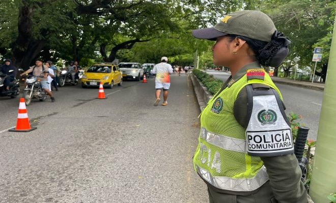 una uniformada de la polic&iacute;a nacional prestando seguridad en la ciclorruta