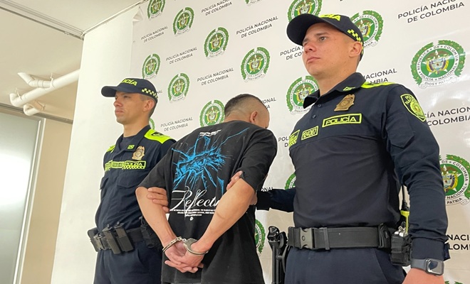 Dos policías con un capturado 