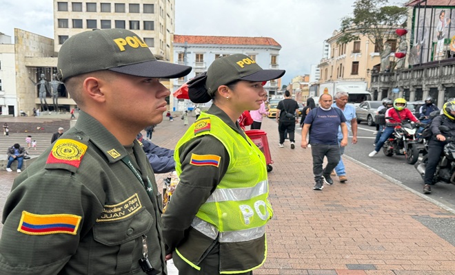 dos auxiliares de polic&iacute;as, varios ciudadanos en moto, varios apartamentos 