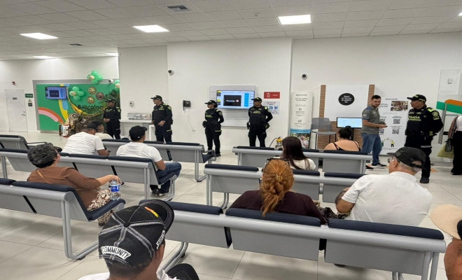 cinco policias bindrando recomendaciones de seguridad a ciudadanos 