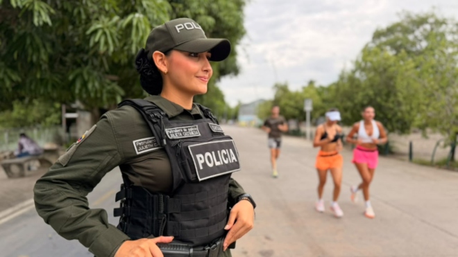 Una uniformada de la Polic&iacute;a Nacional acompa&ntilde;a a tres ciudadanas mientras realizan actividad f&iacute;sica, espec&iacute;ficamente trote