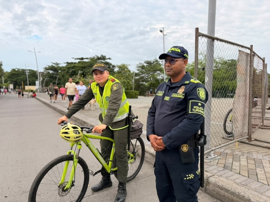 Dos funcionarias de la Policía Nacional acompañan a siete ciudadanos que se encuentran realizando actividad física y deportiva