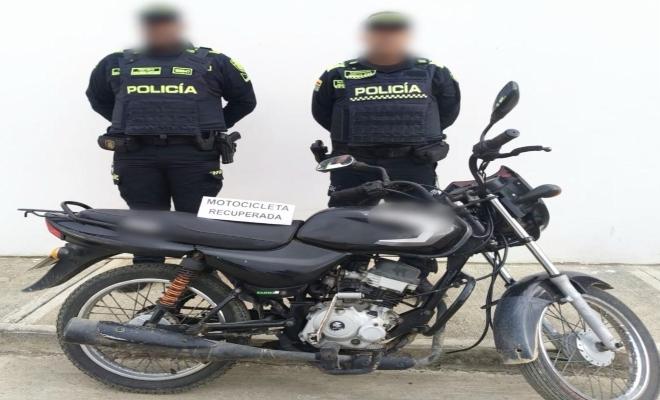 dos uniformados Realizaron  la recuperación de una motocicleta que había sido reportada como robada.