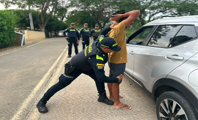cuatro uniformados de la Polic&iacute;a nacional  realizan registro a un ciudadano en la v&iacute;a de ci&eacute;nega de oro cord&oacute;ba 
