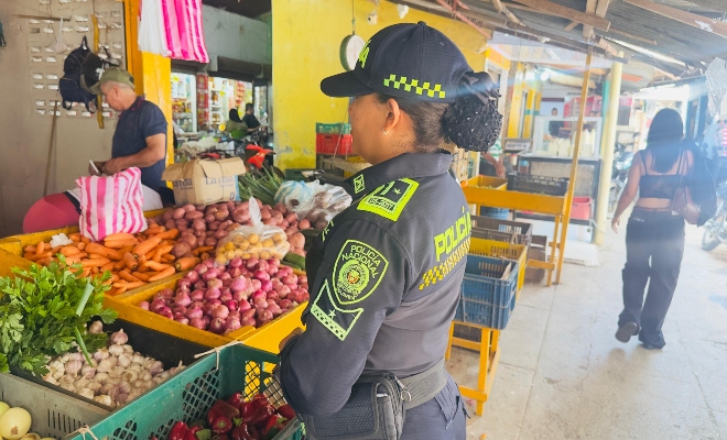 una uniformada de la policía nacional acompañando al sector comercio en actividades campañas preventivas 