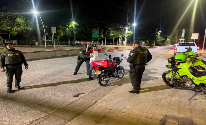 tres uniformados de la Polic&iacute;a nacional  realizan registro a un ciudadano en v&iacute;a publica en la ciudad de Monter&iacute;a  
