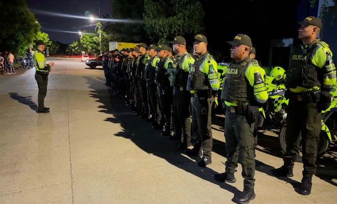 un señor oficial impartiendo consignas al personal uniformado sobre la seguridad entrega 