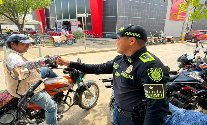 un policía brindando saludo a un ciudadano 