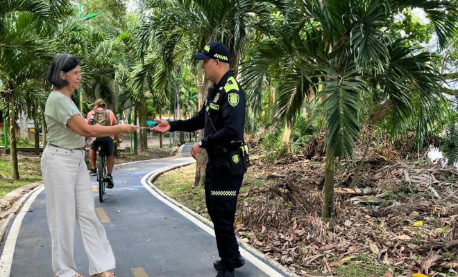 Uniformado policial saludando a una ciudadana en actividades preventivas en la Ronda del Sinú