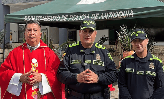 Coronel Luis Muñoz acompañado del señor Capellán y Comisario de Comando