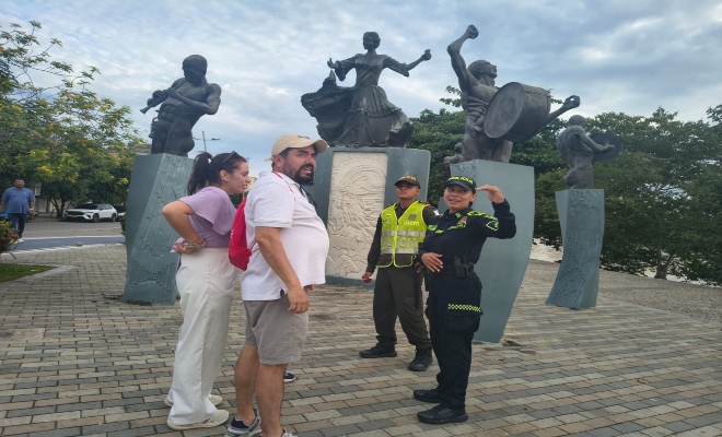 dos uniformados del grupo de protección al turismo  y patrimonio nacional  realizan campaña de sensibilización a ciudadanos en la ciudad de montería    