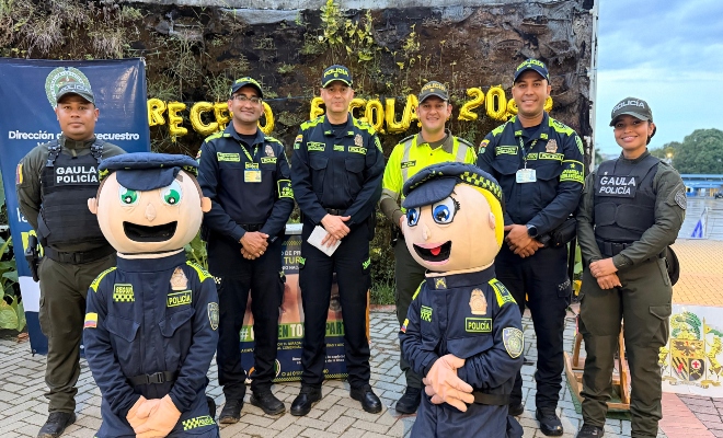 ocho uniformados de la polic&iacute;a nacional en actividades de prevenci&oacute;n en el centro de la ciudad  