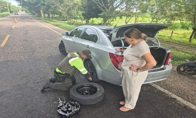 Sin dudarlo, el patrullero se convirtió en un ángel de la guarda para María  Sin dudarlo, el patrullero se convirtió en un ángel de la guarda para María