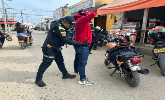 Un policía practicando un registro a una persona 