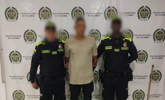 Policías y una persona capturada