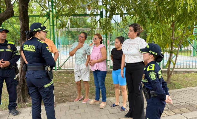 tres ciudadanos con cinco ciudadanos  de la junta acción  comunal del barrio santa Elena 