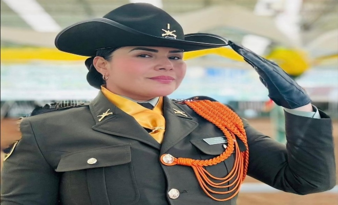 teniente de la policía nacional orgullosa del uniforme que porta
