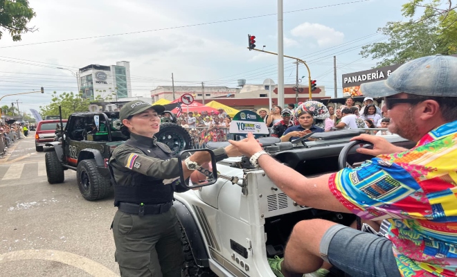 un policía dando a conocer el volante del gaula policía 
