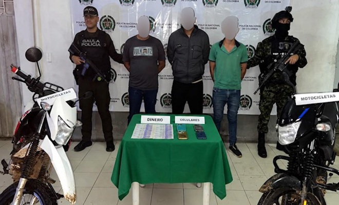Tres capturados, dos polic&iacute;as, elementos incautados y dos motocicletas