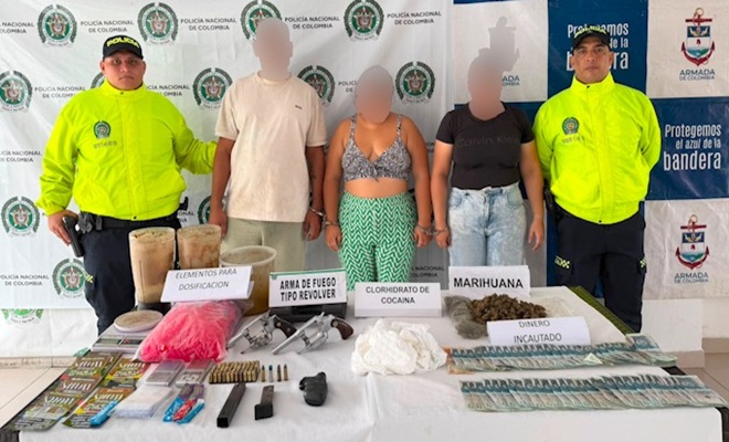 Tres capturados dos polic&iacute;as y una mesa con elementos incautados