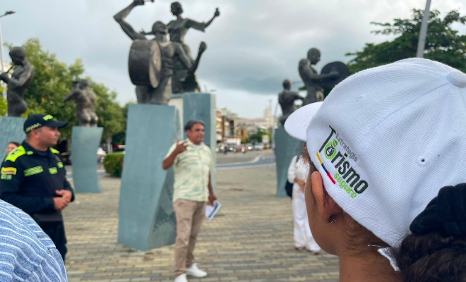 Actividad del grupo de turismo donde se observa a un policial y un representante del gremio hotelero en la plaza María varilla