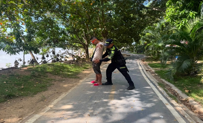 un policía realizando registro a personas 