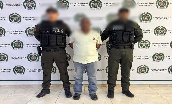 dos funcionarios del Gaula polic&iacute;a con un ciudadano capturado por el delito de delito de extorsi&oacute;n 