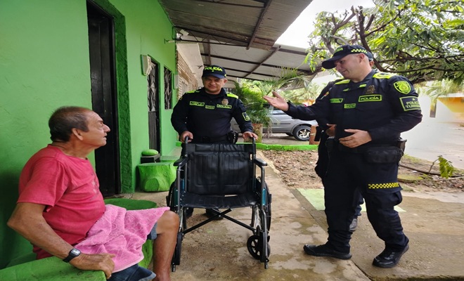 Un ciudadano dos policías y una silla de ruedas