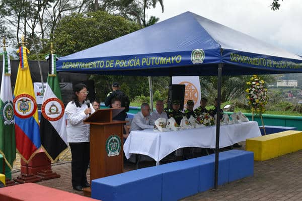 Una mujer hablando con un micrófono
