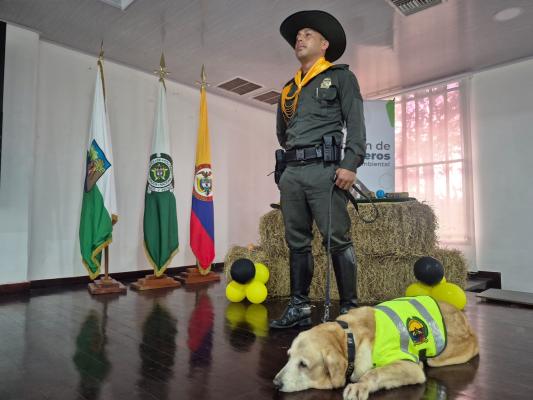 Uniformado de Carabineros participa junto a la canina Luna en la ceremonia de entrega.