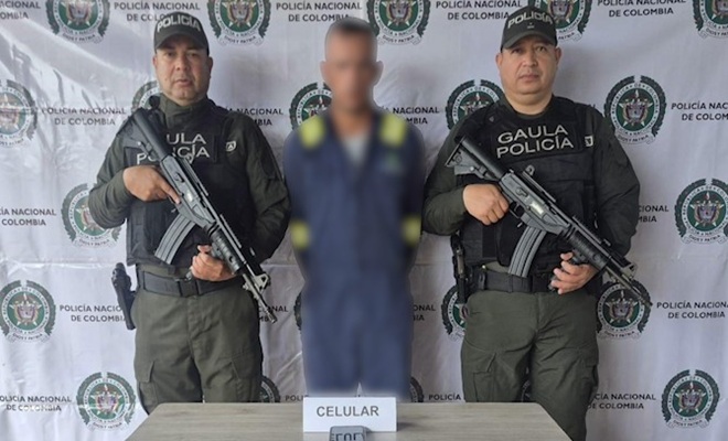 Uniformados del GAULA junto a un capturado por extorsi&oacute;n