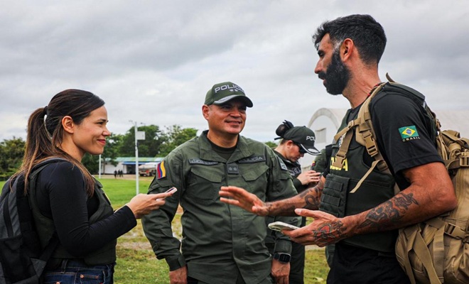 Brigadier general Carlos Oviedo, director de carabineros reunido con representantes de la polic&iacute;a Brasil.