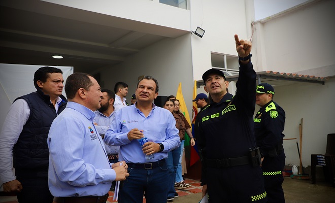 Señor comandante de Departamento junto a secretario de gobierno alcalde municipal entregando remodelación en estación de policía 