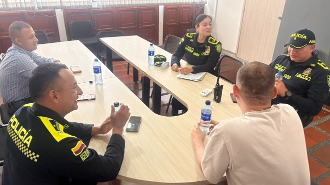 Tres policias sentados junto a un funcionario de la alcaldia municipal de Quimbaya