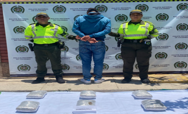 Capturada una persona en flagrancia por el delito de tráfico, fabricación o porte de estupefacientes Persona capturada-policías custodiando