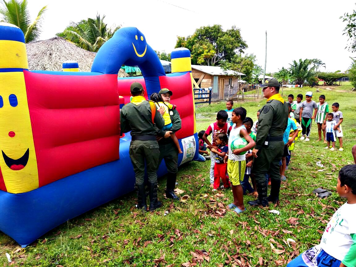 La-Policía-Nacional-llevó-alegría-a-las-comunidades-de-Belén-de-Bajirá-y-el-corregimiento-de-Tierradentro. 
